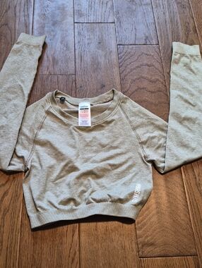 Gymshark Cropped Sweatshirt in Olive